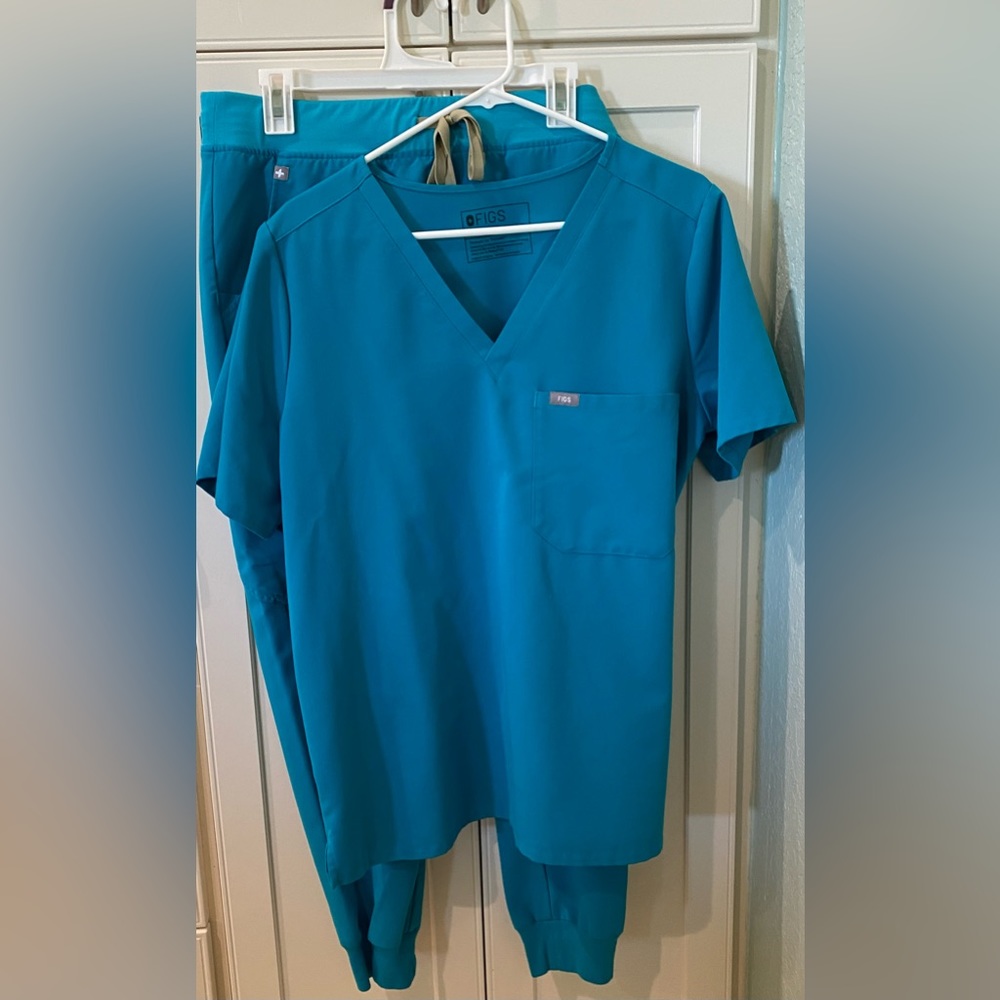 FIGS BLUE SET XL TOP AND LARGE BOTTOM EUC AS SEEN IN PICS